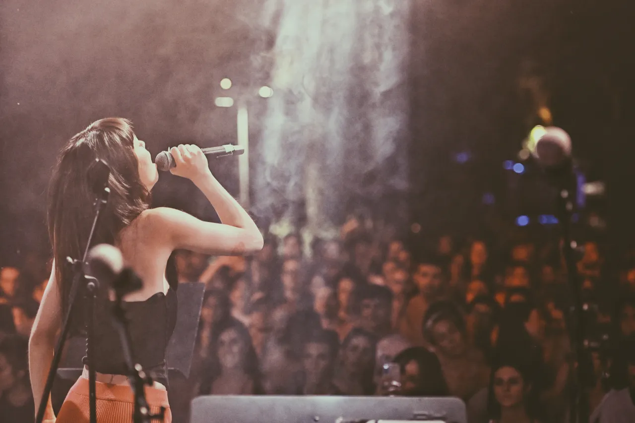 Cantante sul palco musica jazz soul r&b a Torino